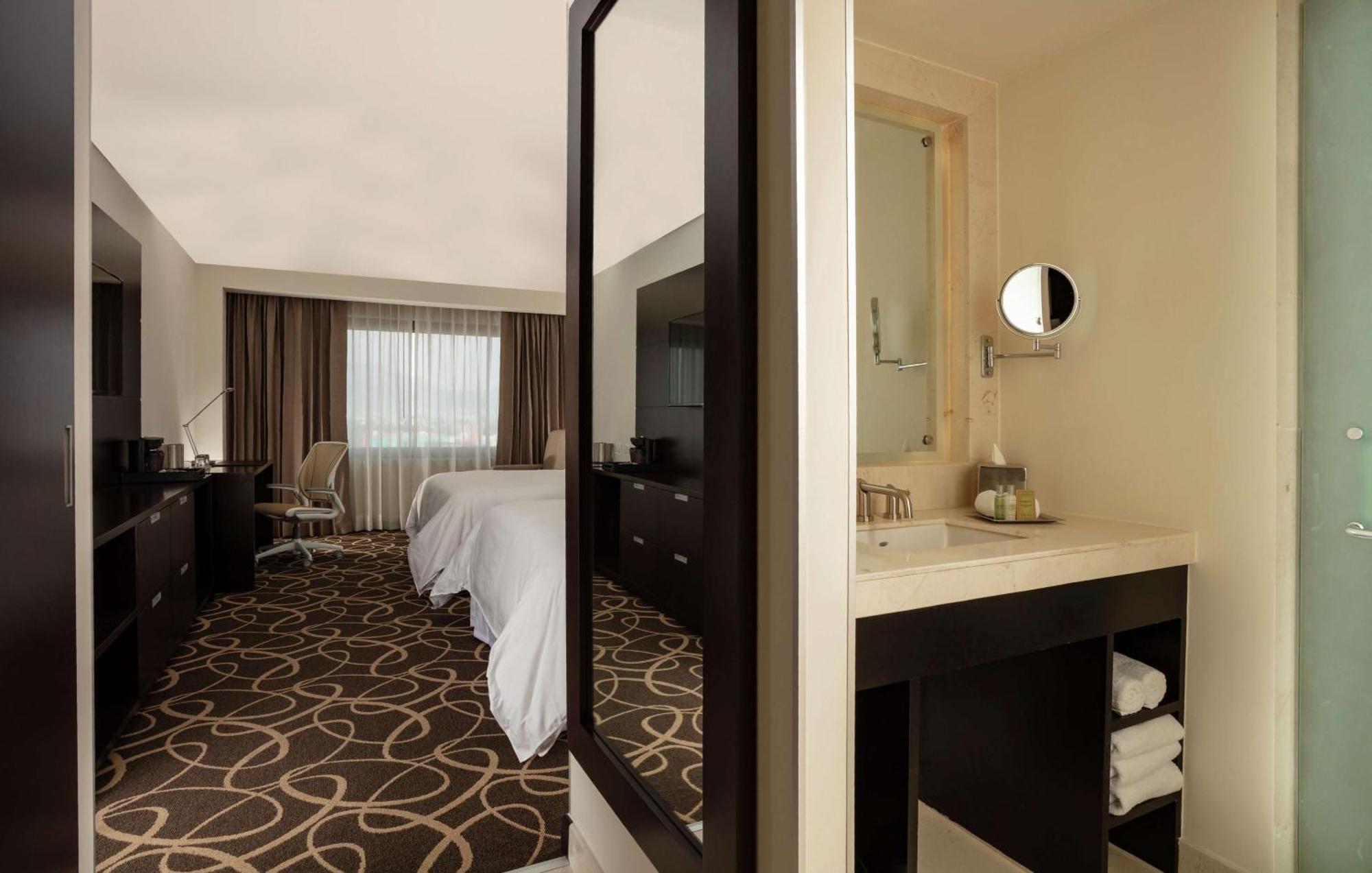 Doubletree By Hilton Toluca Hotel Buitenkant foto